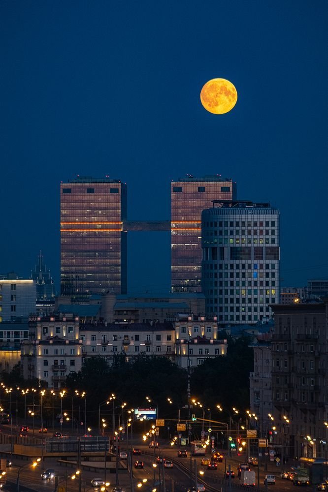 Картинки луна над москвой фото