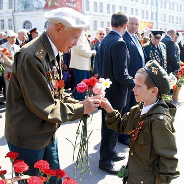 Картинки ребенок дарит ветерану цветы фото