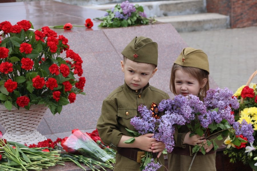 Картинки  ветераны возлагают цветы фото